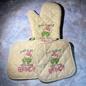 COPY - Just A Girl Who Loves Grinch Tan Pot Holder & Oven Mitt Set